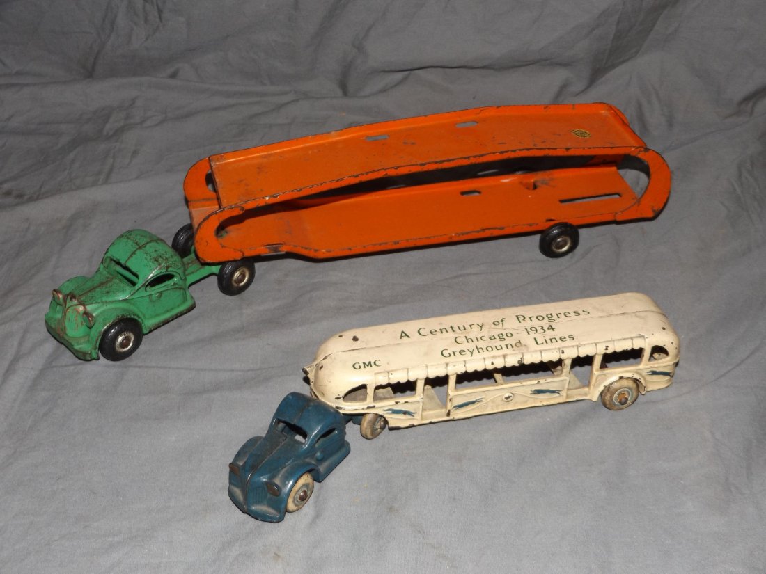 Two Piece Arcade Toy Lot. (1 of 2)