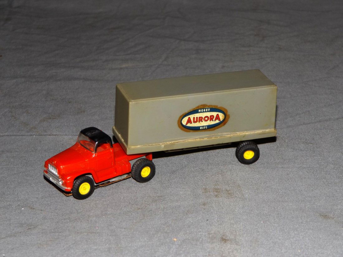Aurora Vibrator #1580 Int'l Semi Tractor w/Trailer (1 of 3)