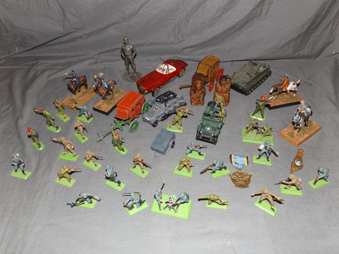 Tray Lot of Toy Soldiers: Mixed tray lot of toy soldiers. Includes Britains and other pieces. Examine. This lot is being sold on behalf of the Nassau County Public Administrators Office from the Estate of Robert Lee.