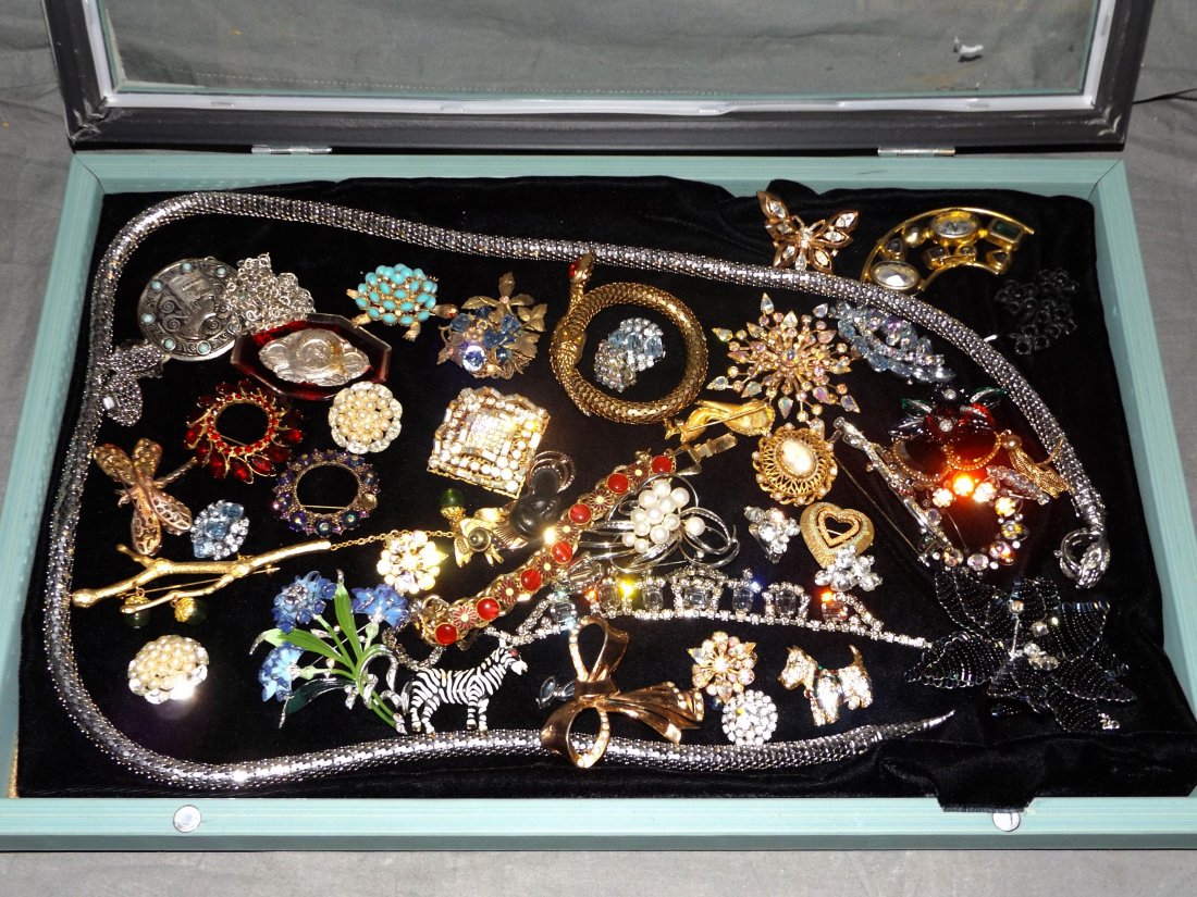 Costume Jewelry Tray Lot: Lot consists of a tray of costume jewelry. Makers, values, quality and conditions vary. Examine and bid accordingly