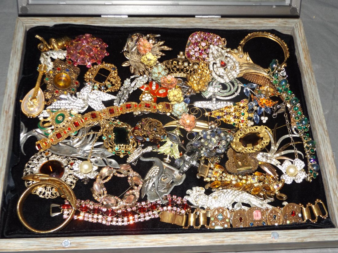 Costume Jewelry Tray Lot: Lot consists of a tray of costume jewelry. Makers, values, quality and conditions vary. Examine and bid accordingly