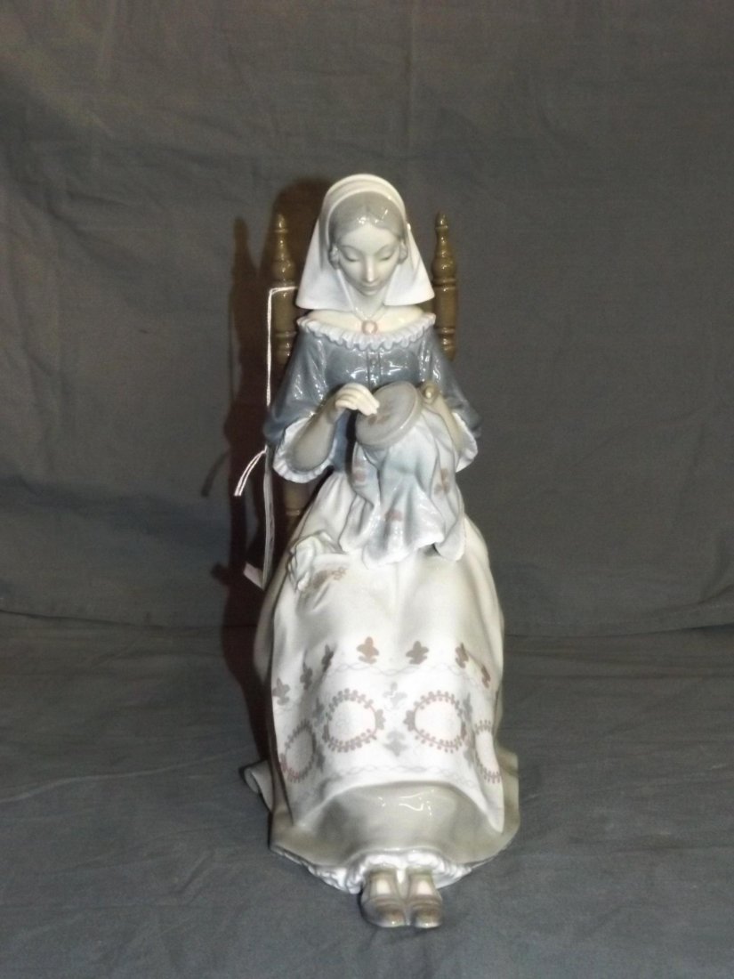 Lladro Figurine. Embroider. (1 of 4)