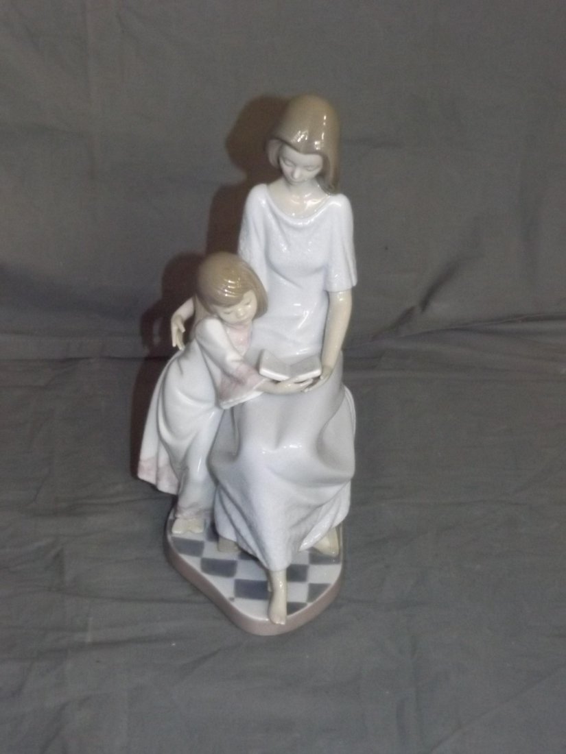 Lladro Figurine. Bedtime Story (1 of 3)