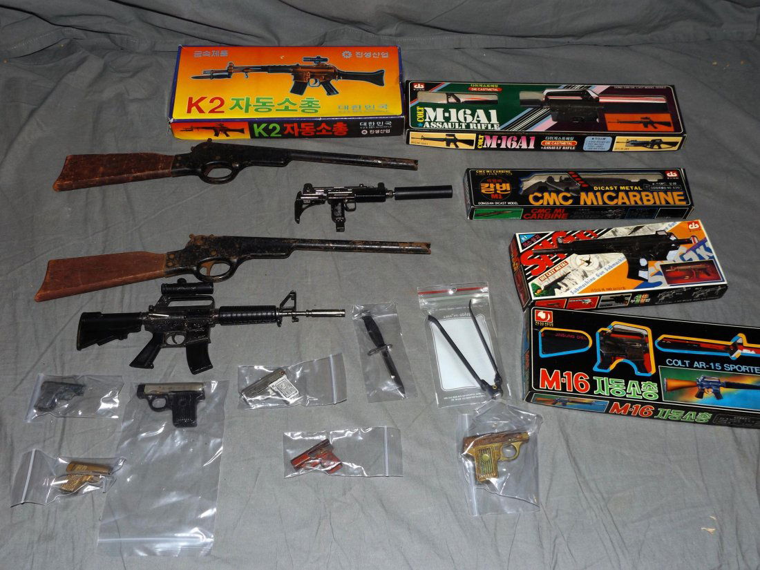 Lot of Assorted Vintage Toy Guns: Interesting lot. Includes (2) Rubberband guns (Frandine Model O) both with rust, (7) Korean diecast toy gun models (5 boxed), and (6) miniature gun pencil sharpeners. Examine