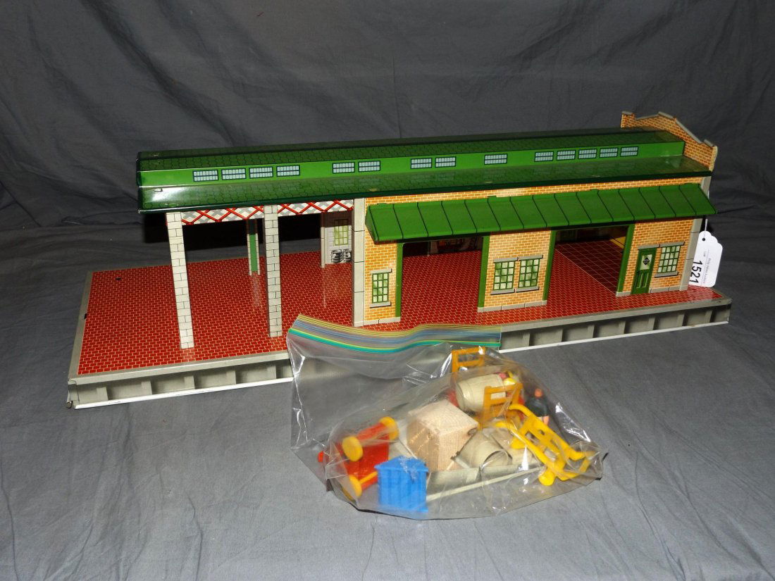 Marx Tin Litho Freight Terminatl Train Station (1 of 4)