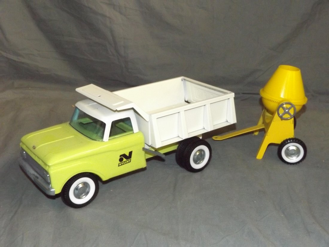 Nylint #5000 Dump Truck and Cement Mixer. (1 of 7)