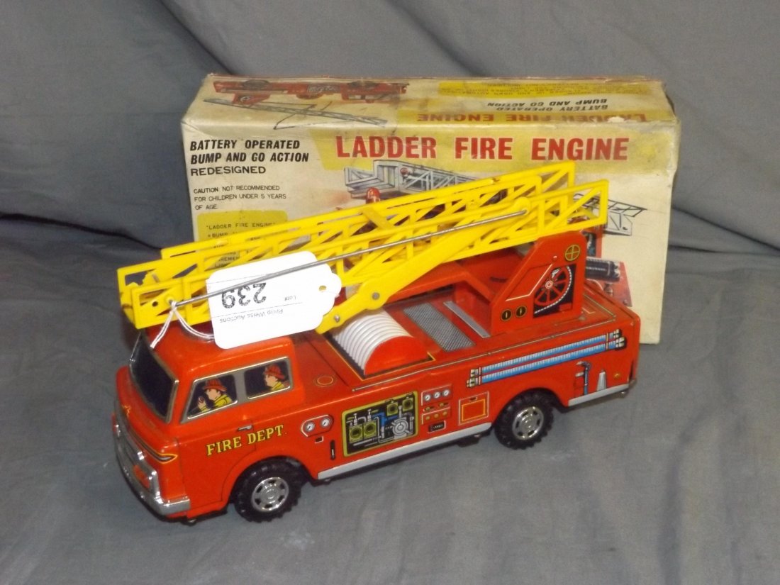 Boxed Battery Op Ladder Fire Engine Japan (1 of 7)