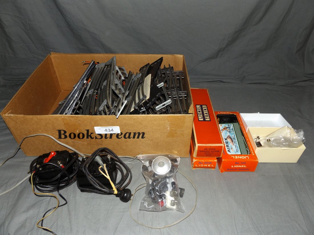 Large Lot of Lionel "O" & "O27": Includes crossings, banjo signal, uncouplers, small transformers, and other parts.