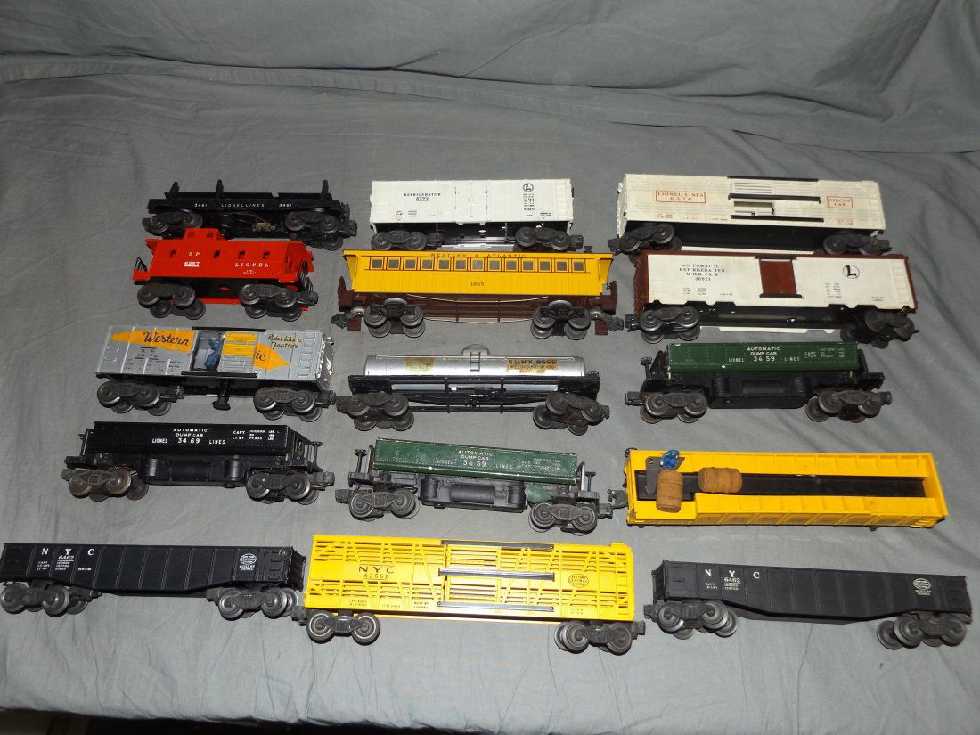 Lage Lot of Lionel O Scale Freight Cars (1 of 4)