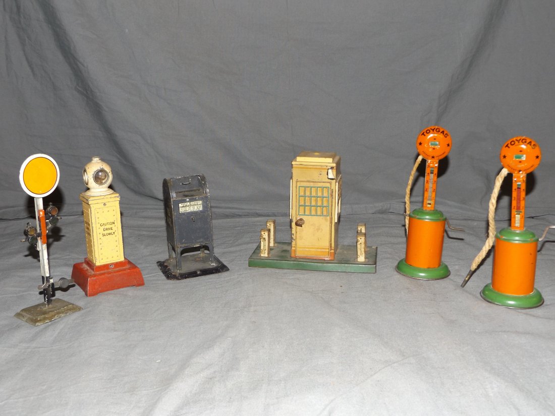 Six Piece Train Accesory Lot. (1 of 6)
