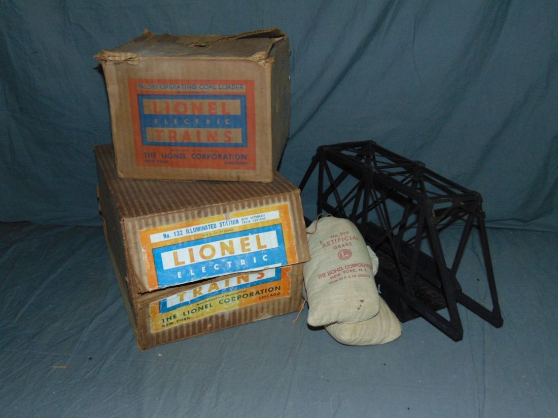 Lionel Postwar Lot of Accessories (1 of 4)