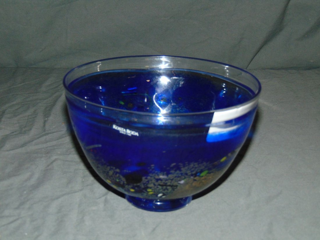 Bertil Vallian Kosta Boda Art Glass Bowl: Kosta Boda Art Glass Bowl. Multicolor on Blue Ground. Pontil Bottom. Signed with Acid Etched Signature, Kosta Boda, Artists Name, 59252 as Well as an Original Label. Good Condition. Measures 4-3/4 Inc