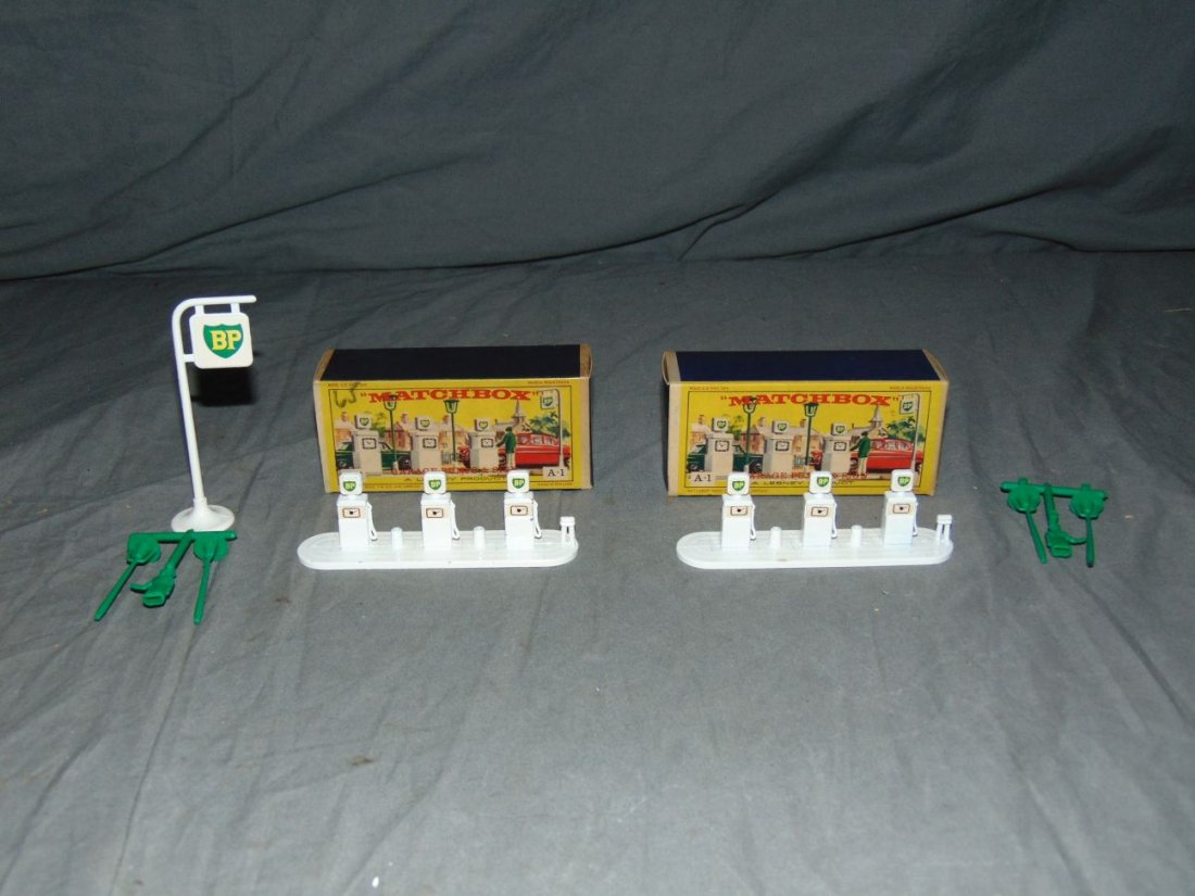 Matchbox  A- 1 Garage Pumps and Signs. (1 of 4)