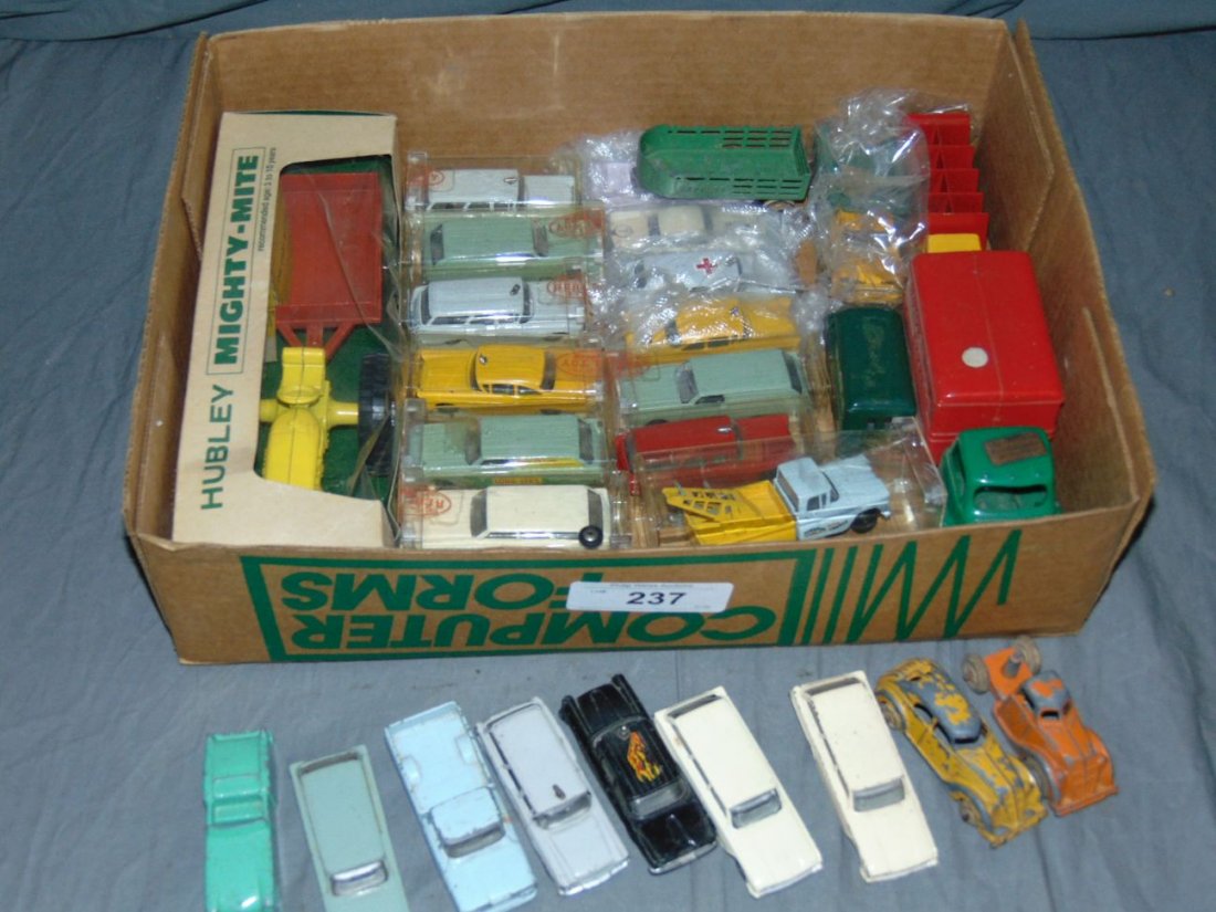 Hubley Toy Car Lot. (1 of 3)