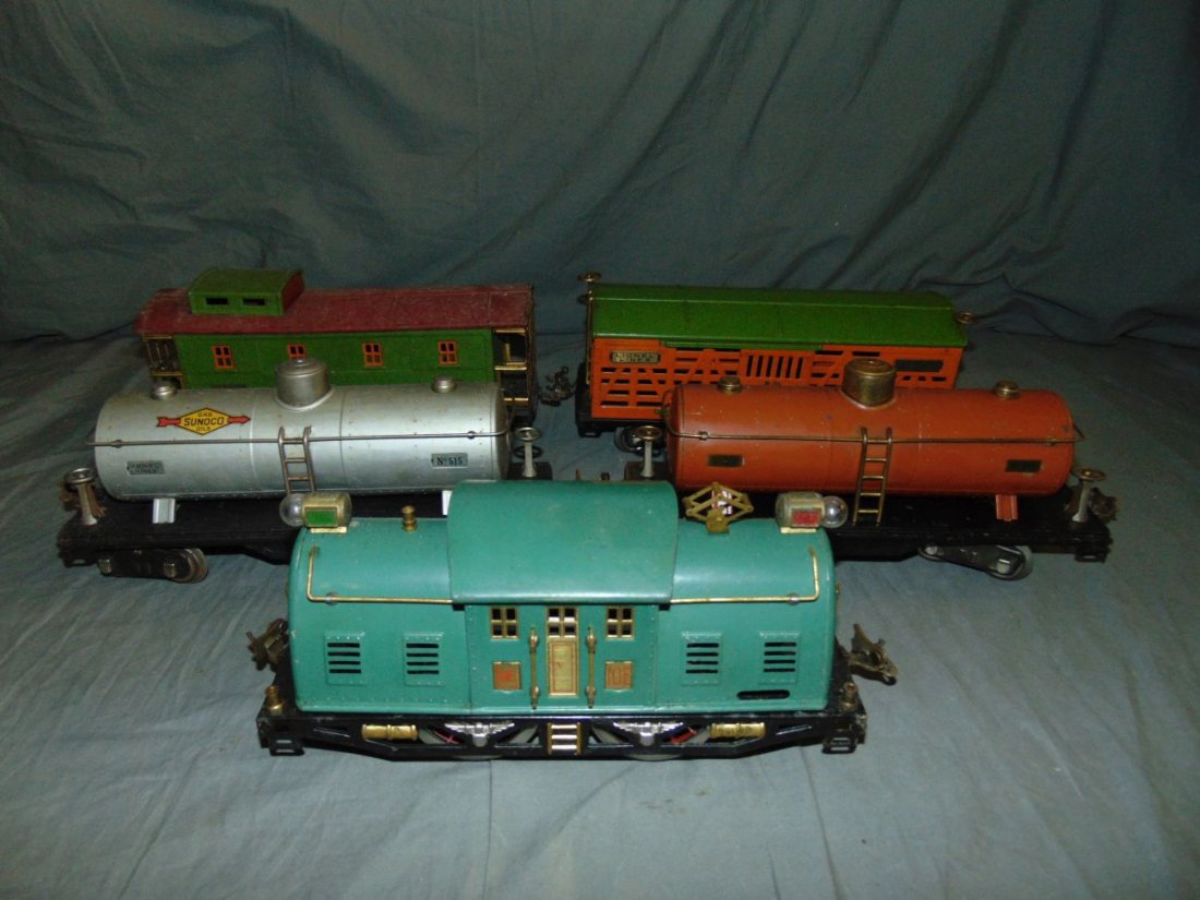 Lionel 10E Engine and Four Cars. (1 of 6)