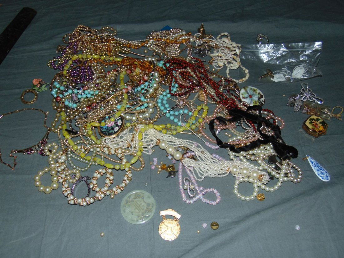 Costume Jewelry. (1 of 7)