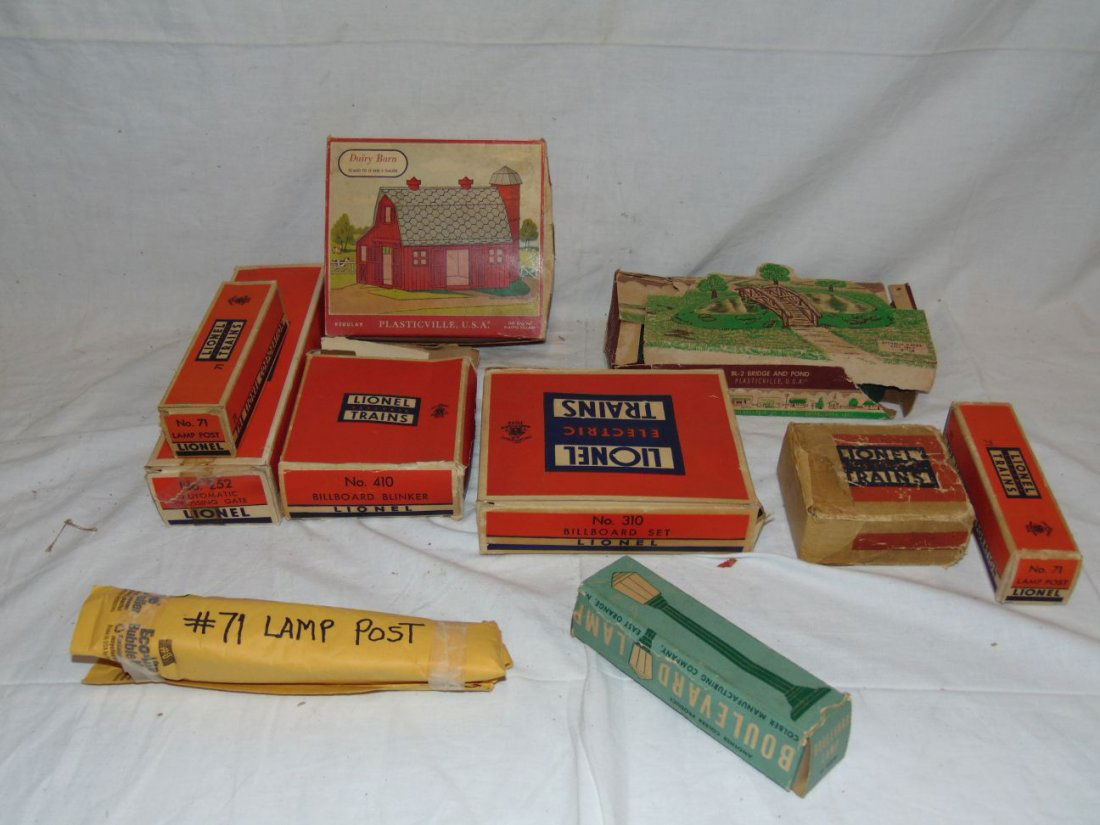 Lot of Lionel Postwar Accessories (1 of 3)