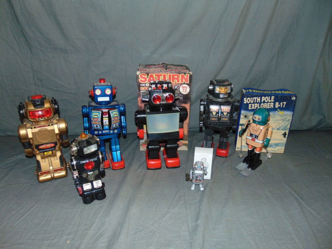 Box Lot of Modern Battery Operated Robots (1 of 8)