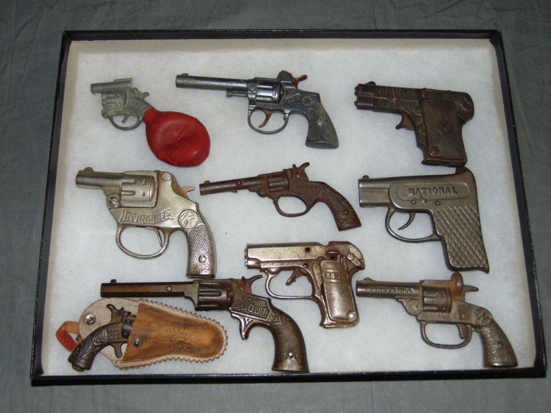 Vintage Lot of Toy Cap Guns: Great lot of vintage toy cap guns including cast iron. Some included are Scout, Bunker Hill, Army, Hub, National, and more. Some wear to each. Examine