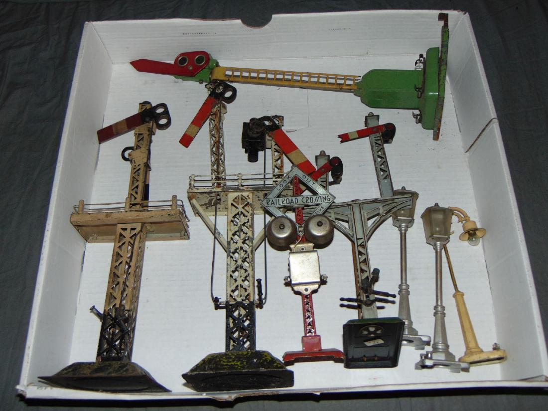 Lot of Vintage Train Accessories. (1 of 3)