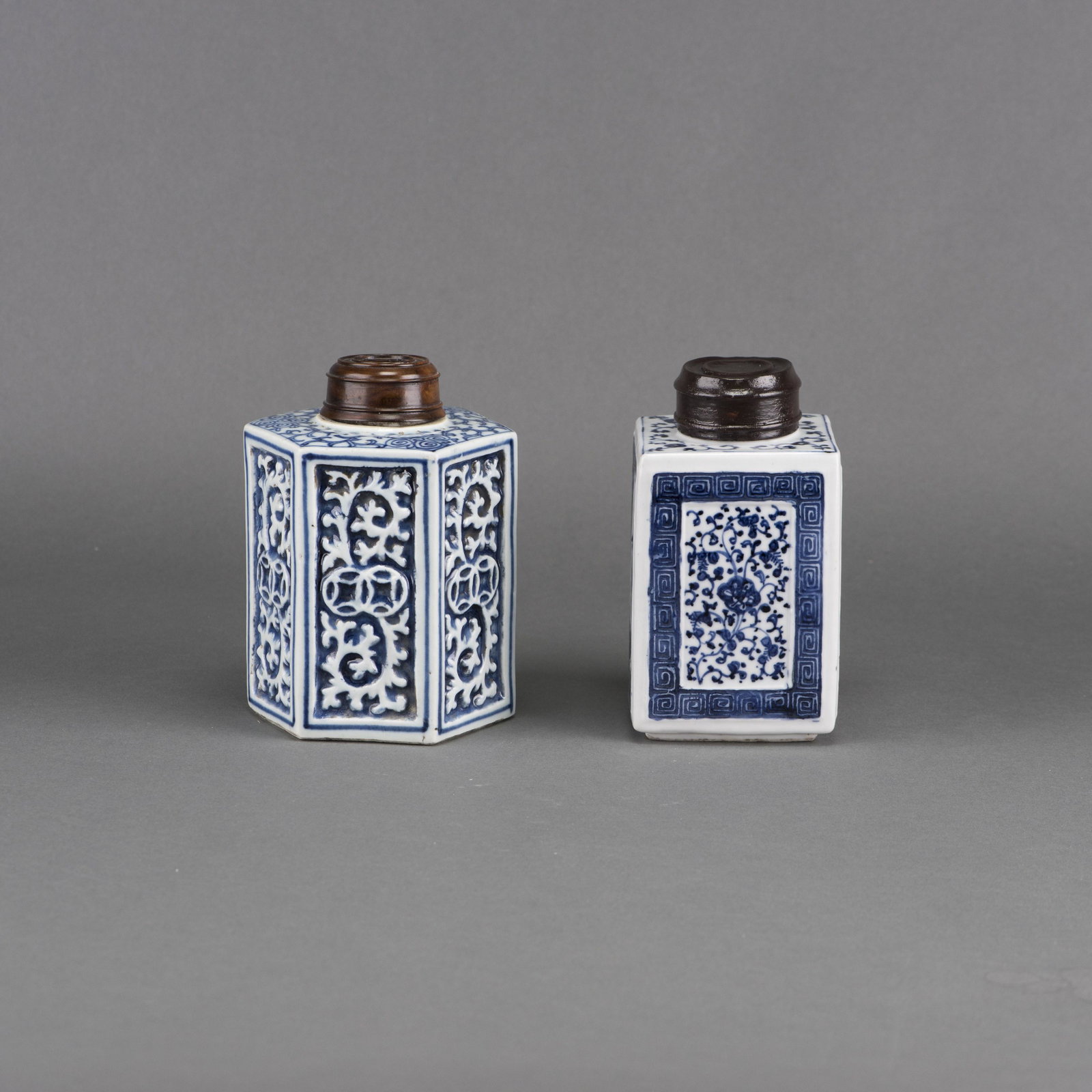 LOT OF 2, BLUE AND WHITE JARS WITH WOODED COVERS: Lot of 2, blue and white jars with wooden cover, one of a hexagonal form and one of square form. H15x11cm; H15x8.5cm
