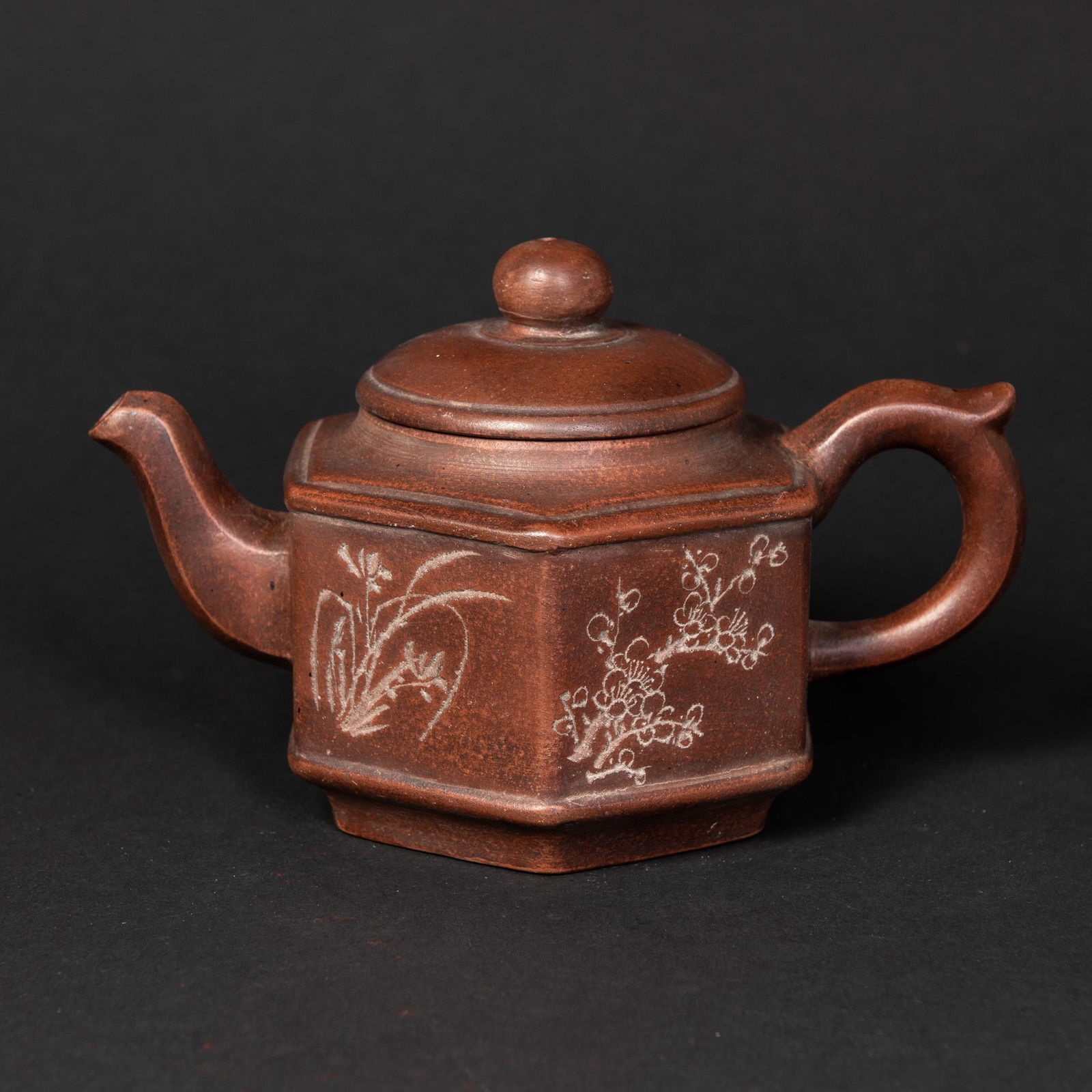 A ZISHA TEAPOT WITH COVER: A zisha teapot with cover. H10 x W17.8 cm