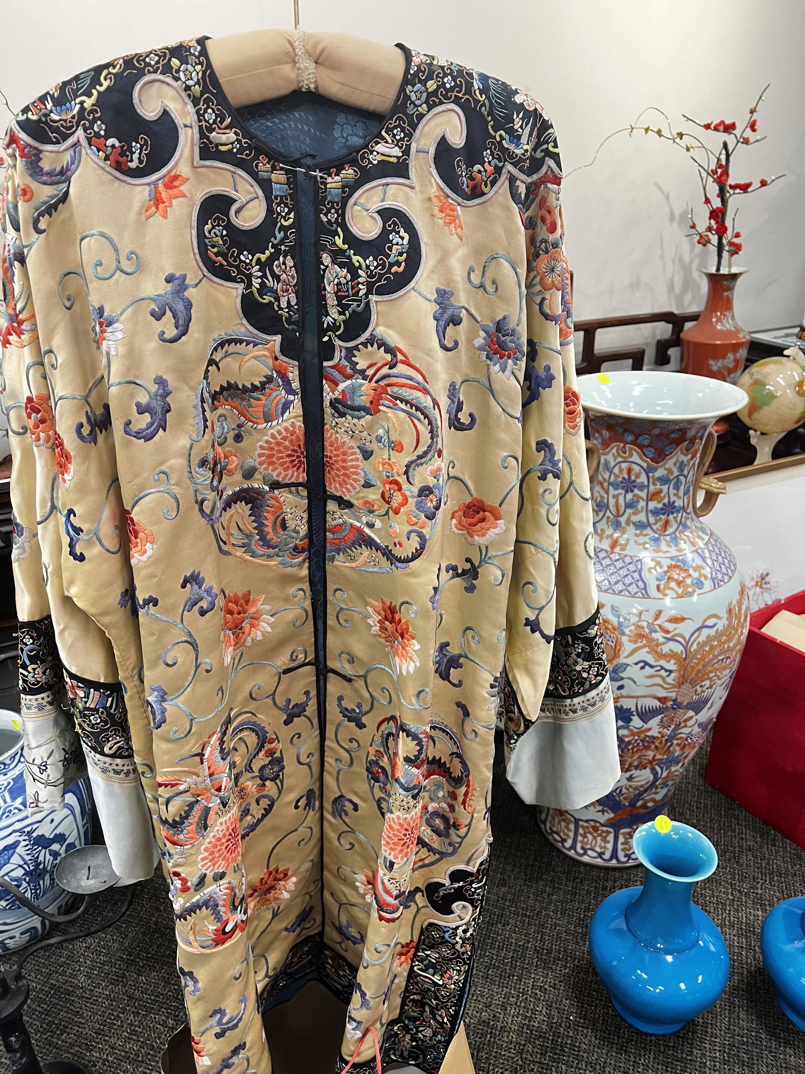 A CHINESE PHOENIX EMBOIDERY WOMAN'S CLOTH, QING DYNASTY: A Chinese emboidery woman's cloth with phoenix and bat, Qing dynasty. H113cm