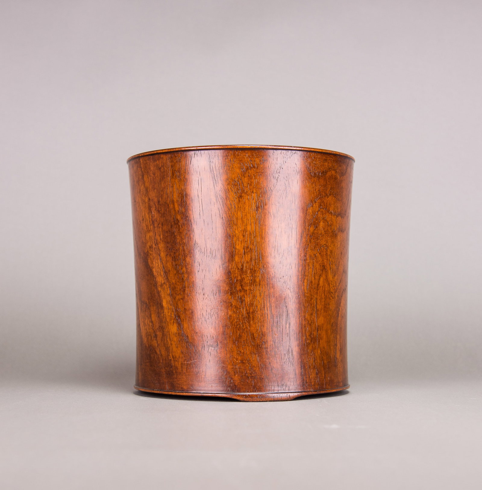 A CHINESE BRUSH POT: A Chinese brush pot, of a cylindrical form. 21 cm dia x 21cm
