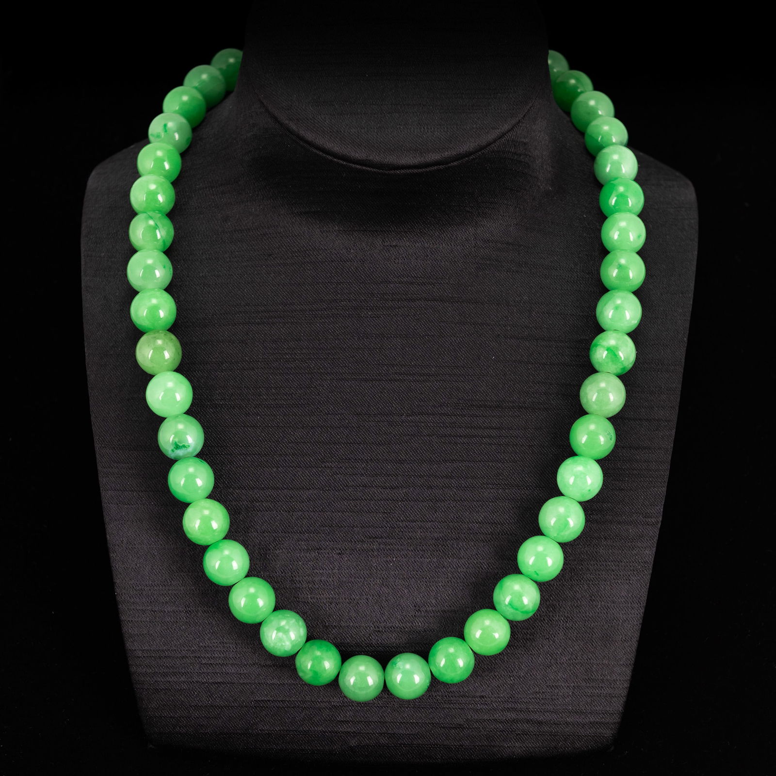 Chinese Jadeite Beads Bracelet: Chinese Jadeite beads bracelet. 9.84"l (25 cm) (x2)