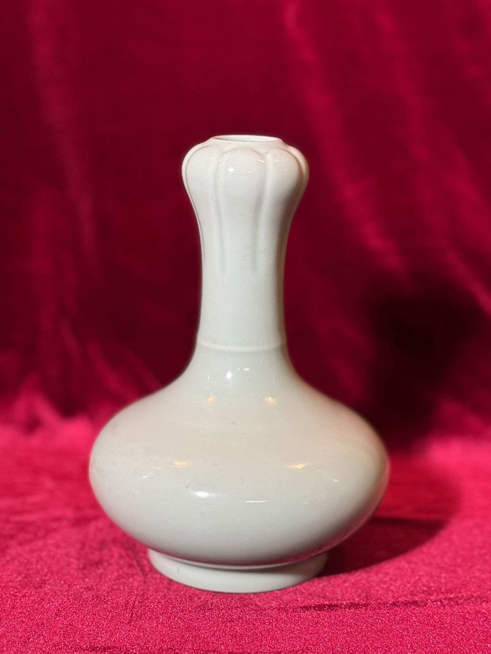 Chinese Celadon Porcelain Garlic Head Vase with Hallmark: Chinese celadon porcelain vase with garlic head shape, kiln fissure on side of the body as seen in photot, 7.5"h (19.05 cm) NOTE: THIS ITEM IS IN NEW YORK, WHERE IT CAN BE SHIPPED.