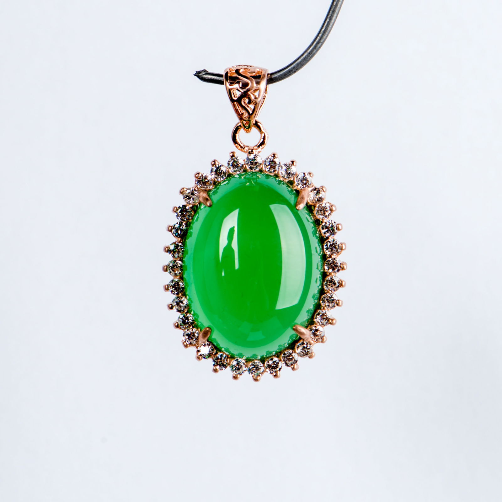 A JADEITE AND DIAMOND PENDANT (1 of 2)