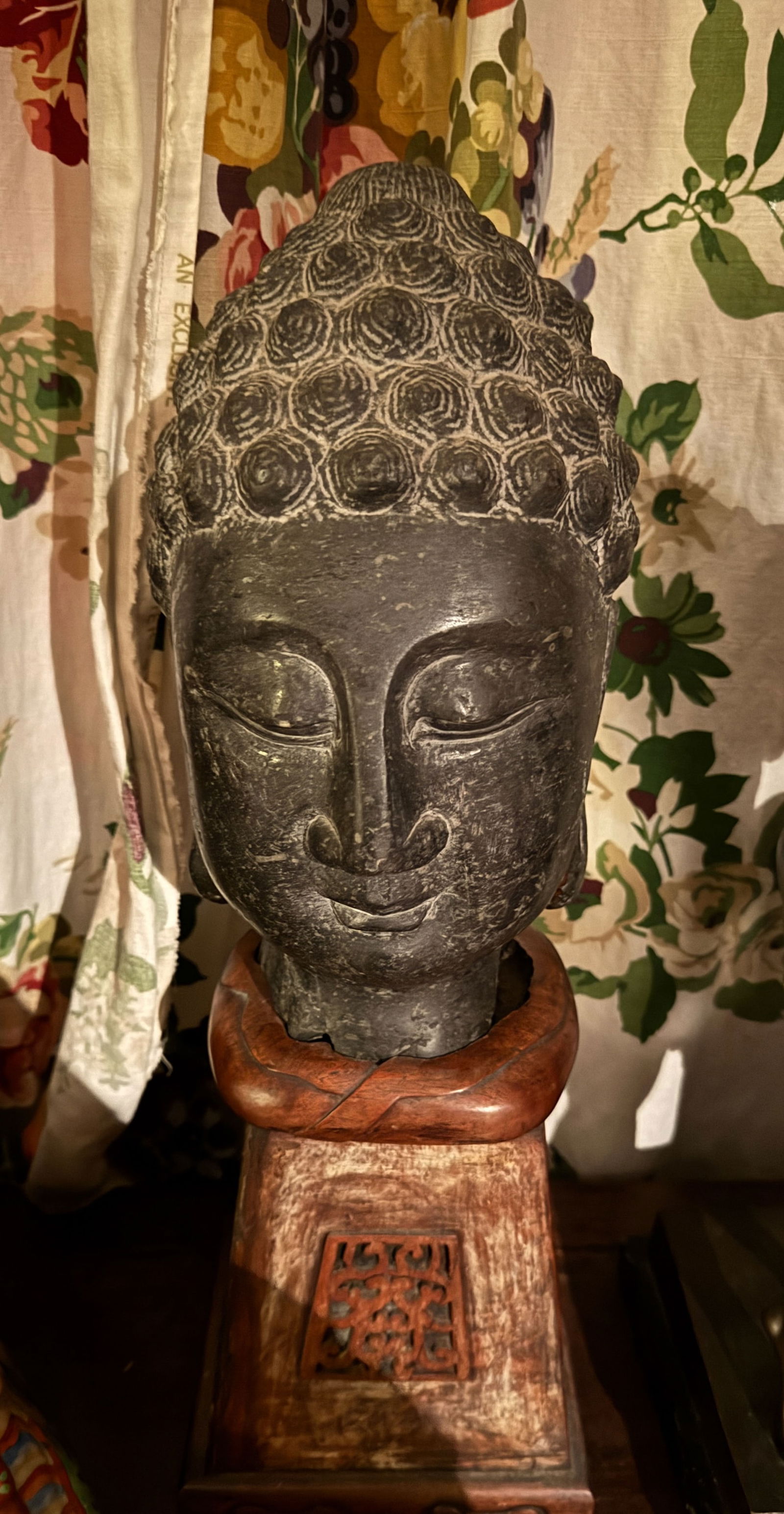 CHINESE BLACK STONE BUDDHA HEAD ON STAND: Chinese black stone Buddha head on wood stand, Ming dynasty or earlier. Very heavy. Dimensions: [Dimensions not provided] Note: This item is in New York, where it can be shipped from.