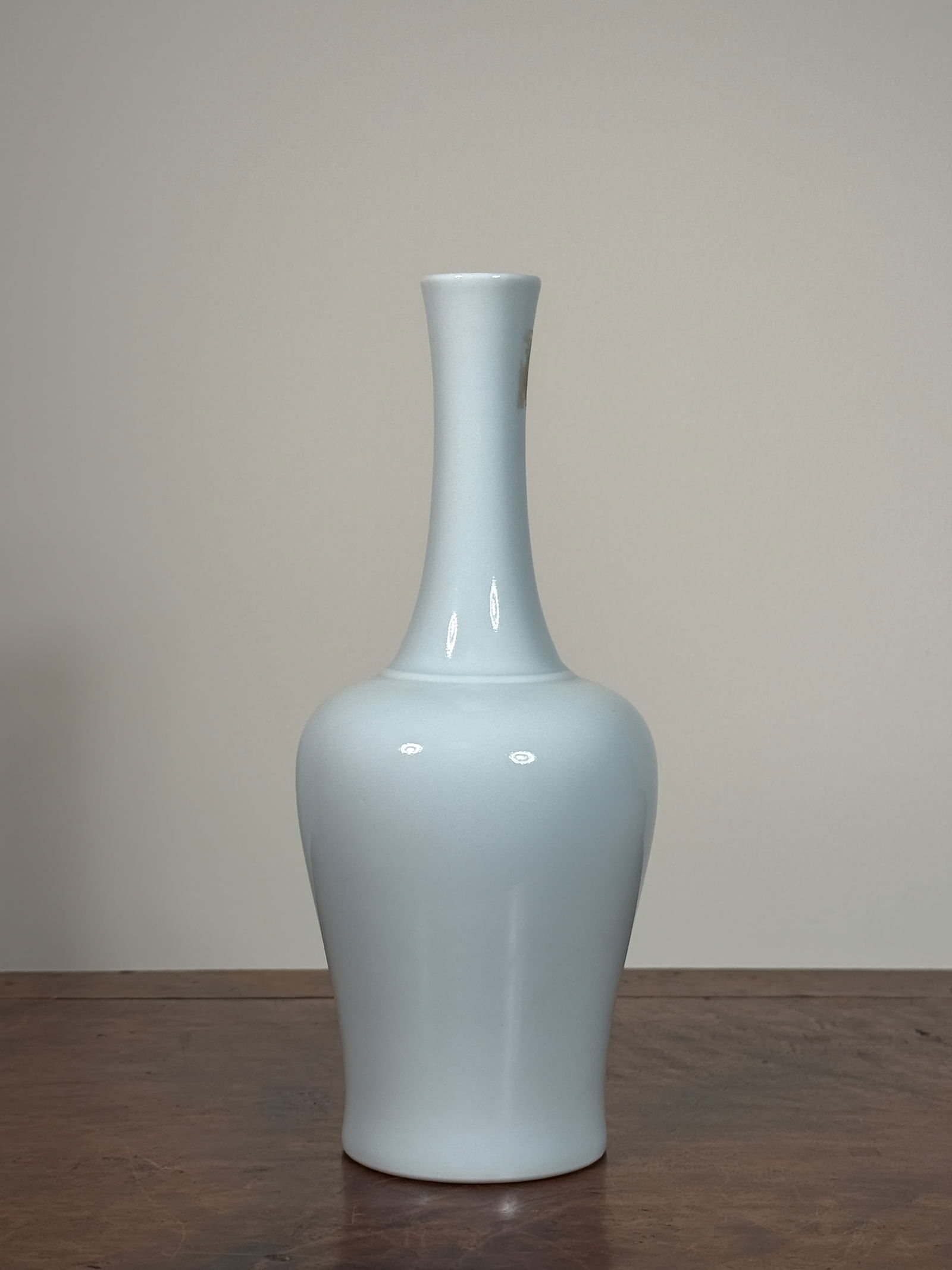 CHINESE WHITE MONOCHROME VASE WITH MARK (1 of 9)