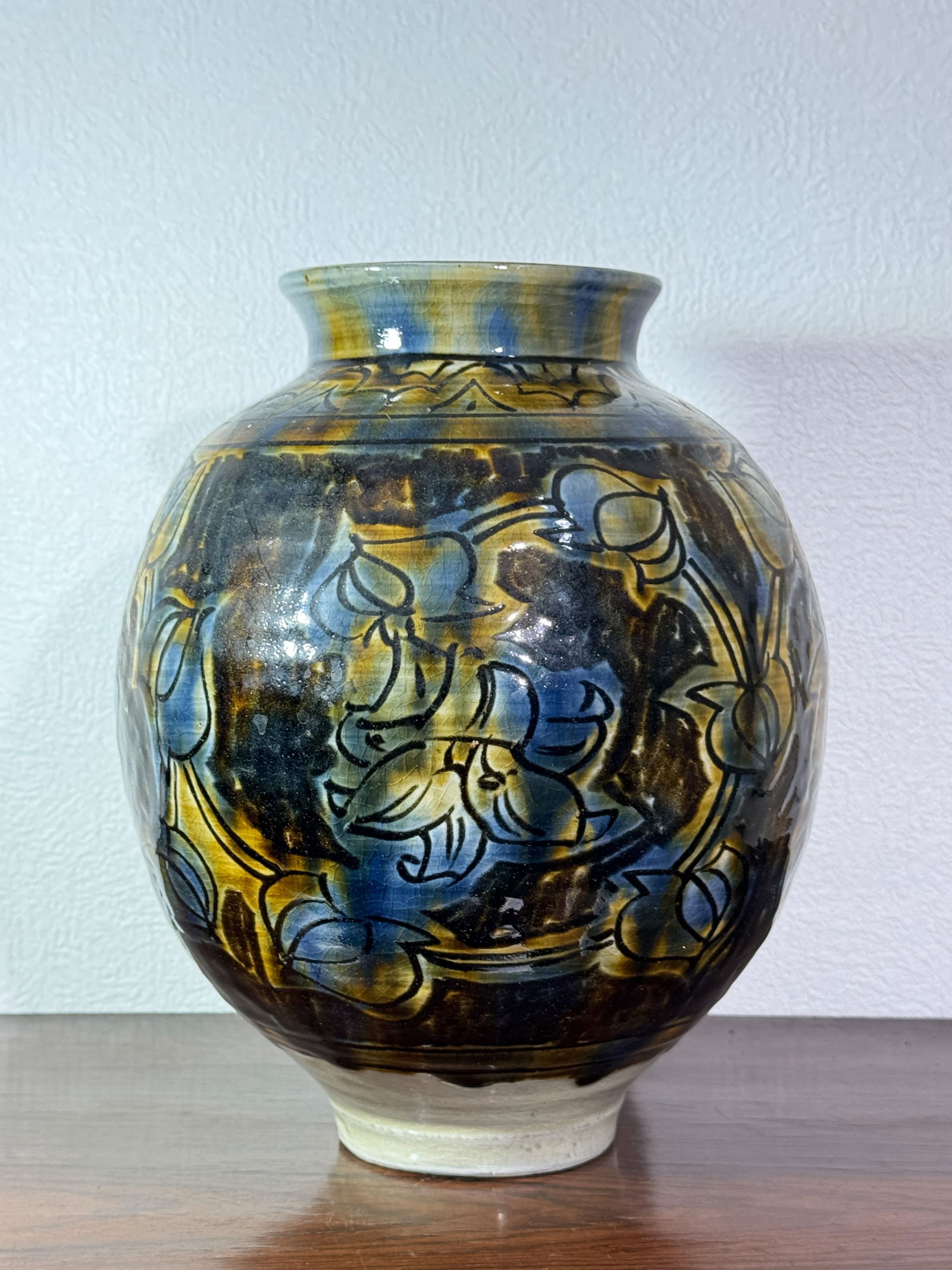 JAPANESE STUDIO PORCELAIN VASE WITH INCISED FLORAL DECORATION (1 of 8)