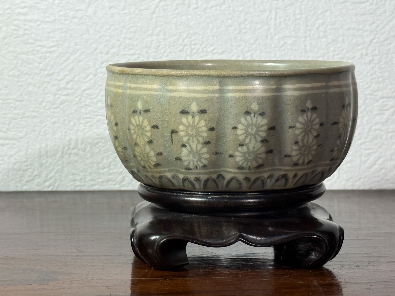 ANTIQUE KOREAN CELADON PORCELAIN BOWL WITH INLAY DESIGN: Antique Korean celadon porcelain bowl with inlay designb, on hardwood base, for the porcelain.Dimensions: Diameter: 4.5 in. (11.4 cm); Height: 2 in. (5.1 cm)Note: This item is in New York, where it