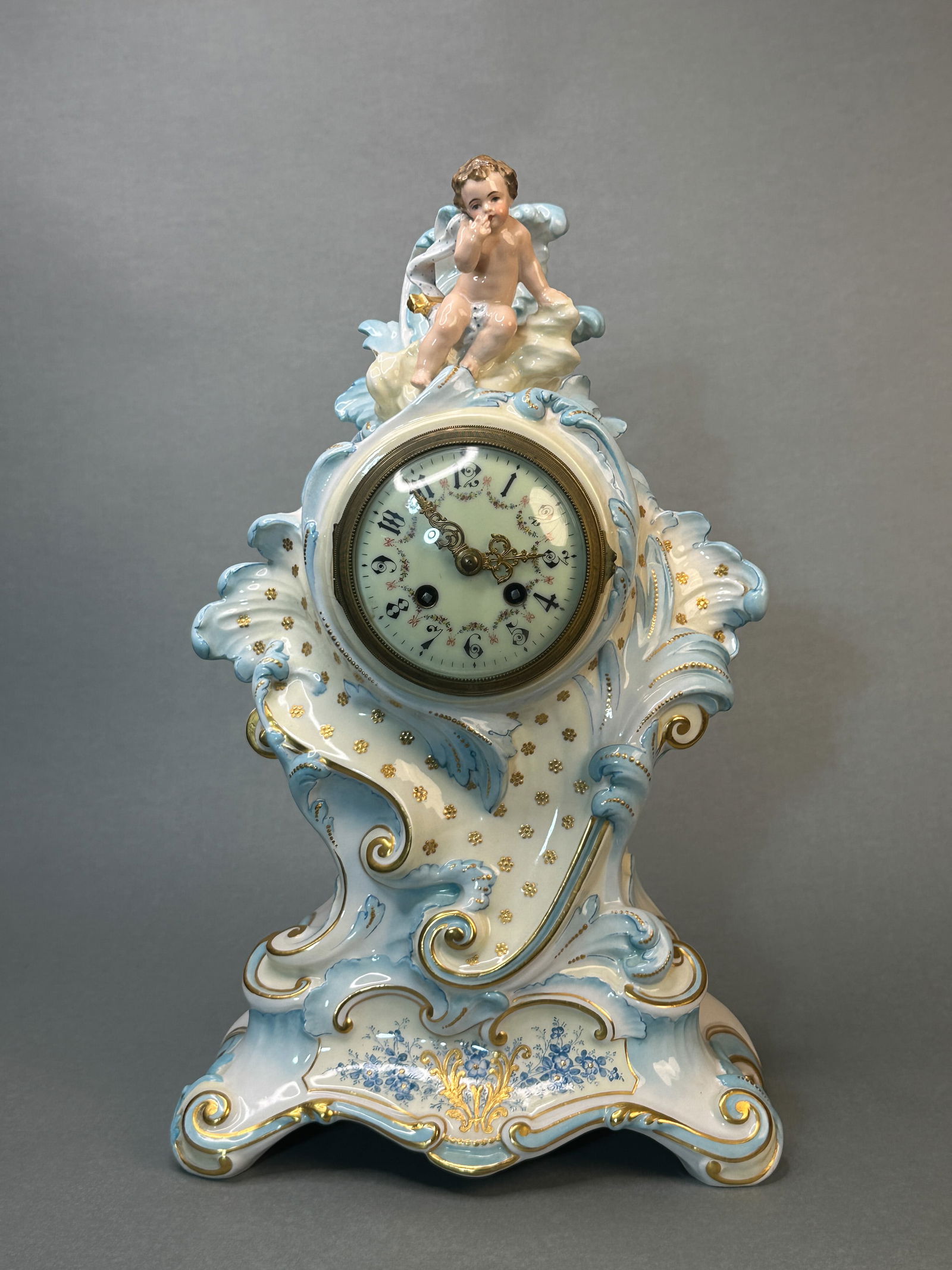 AN ANTIQUE CONTINENTAL PORCELAIN CLOCK: An antique Continental porcelain clock, 19th century. Dimensions: Height: 18 in. (45.7 cm). Condition: Missing pendulum and key. We do not guarantee functionality.