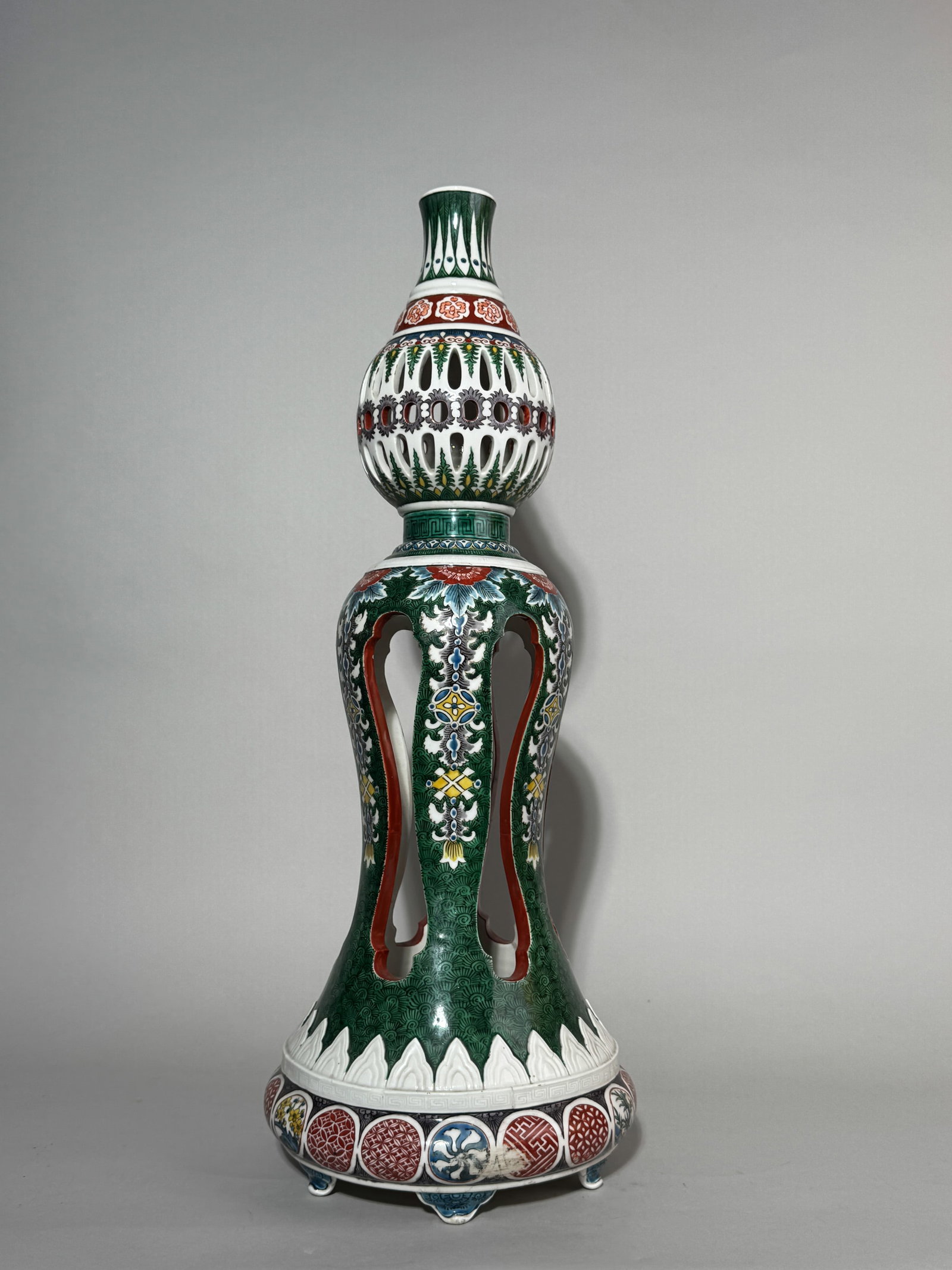 A LARGE JAPANESE KUTANI PORCELAIN CENTERPIECE: A large Japanese Kutani porcelain centerpiece, hairline at the bottom, with a mark. Dimensions: Height: 22.5 in. (57.1 cm).