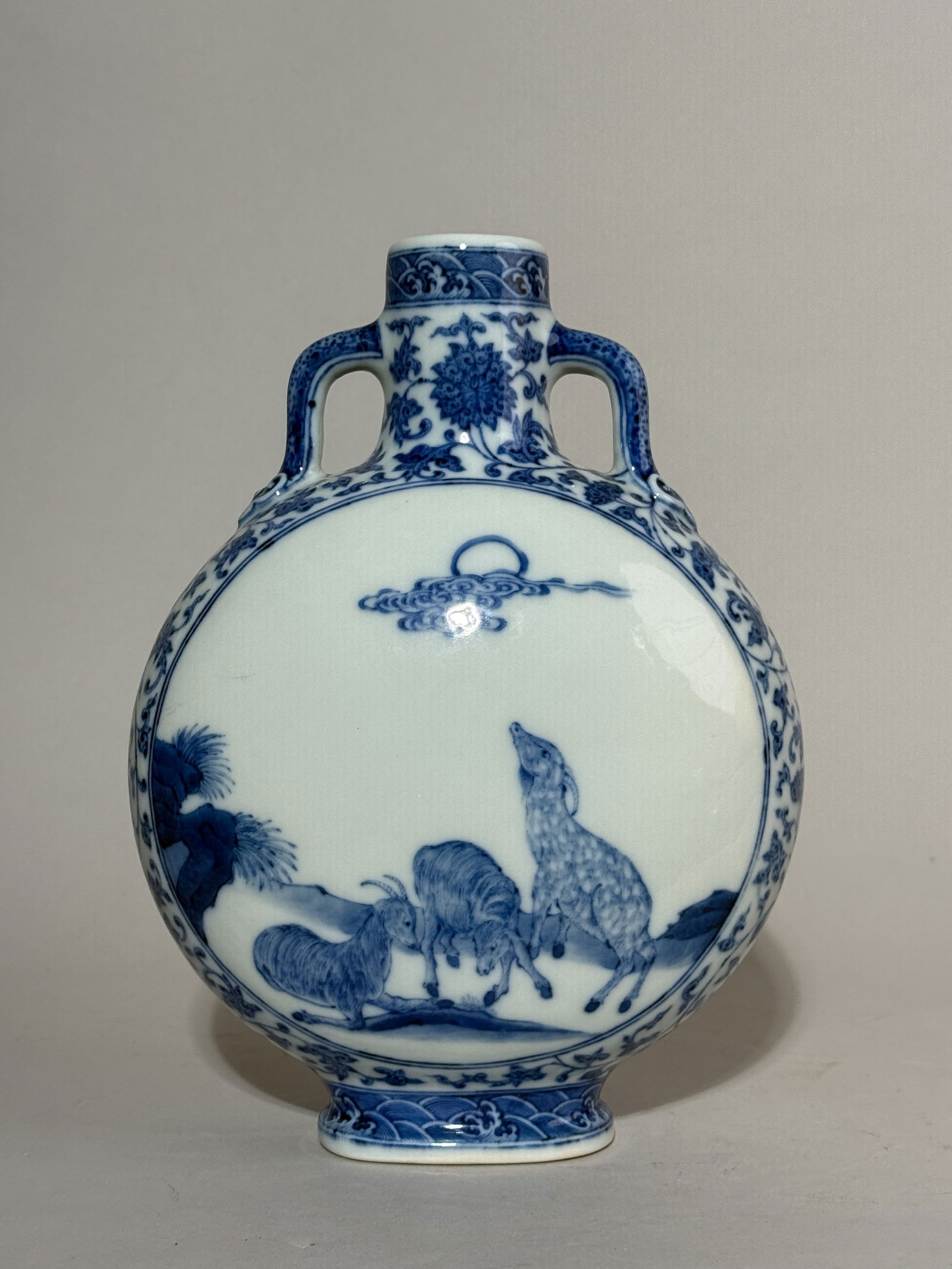 A CHINESE BLUE AND WHITE MOON FLASK VASE: A Chinese blue and white porcelain moon flask vase. Dimensions: Height: 9.5 in. (24.1 cm); Width: 7 in. (17.8 cm).