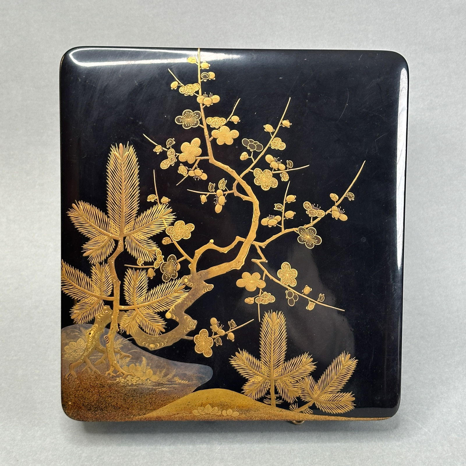 A JAPANESE LACQUER BOX WITH LEAF (1 of 5)
