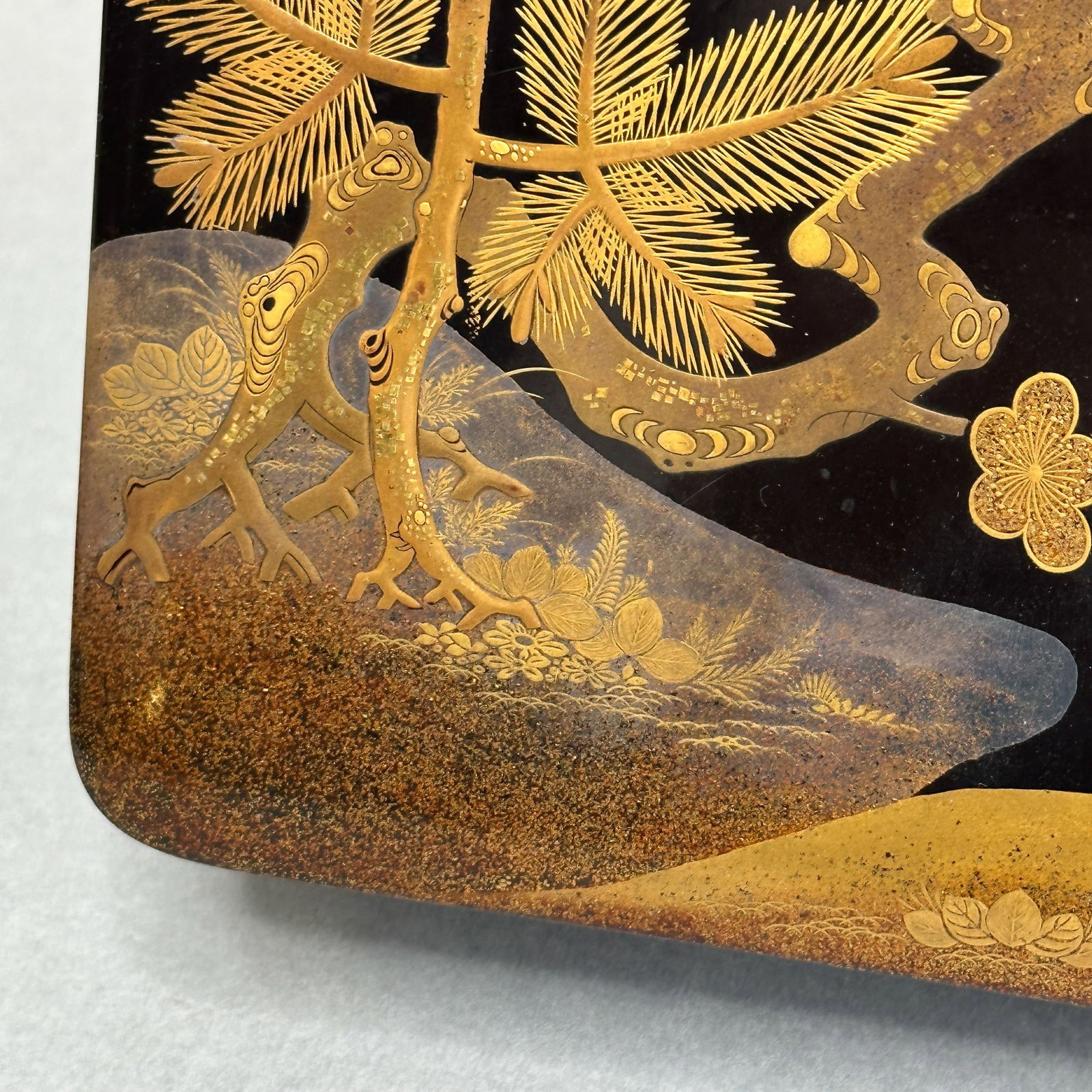 A JAPANESE LACQUER BOX WITH LEAF - 2
