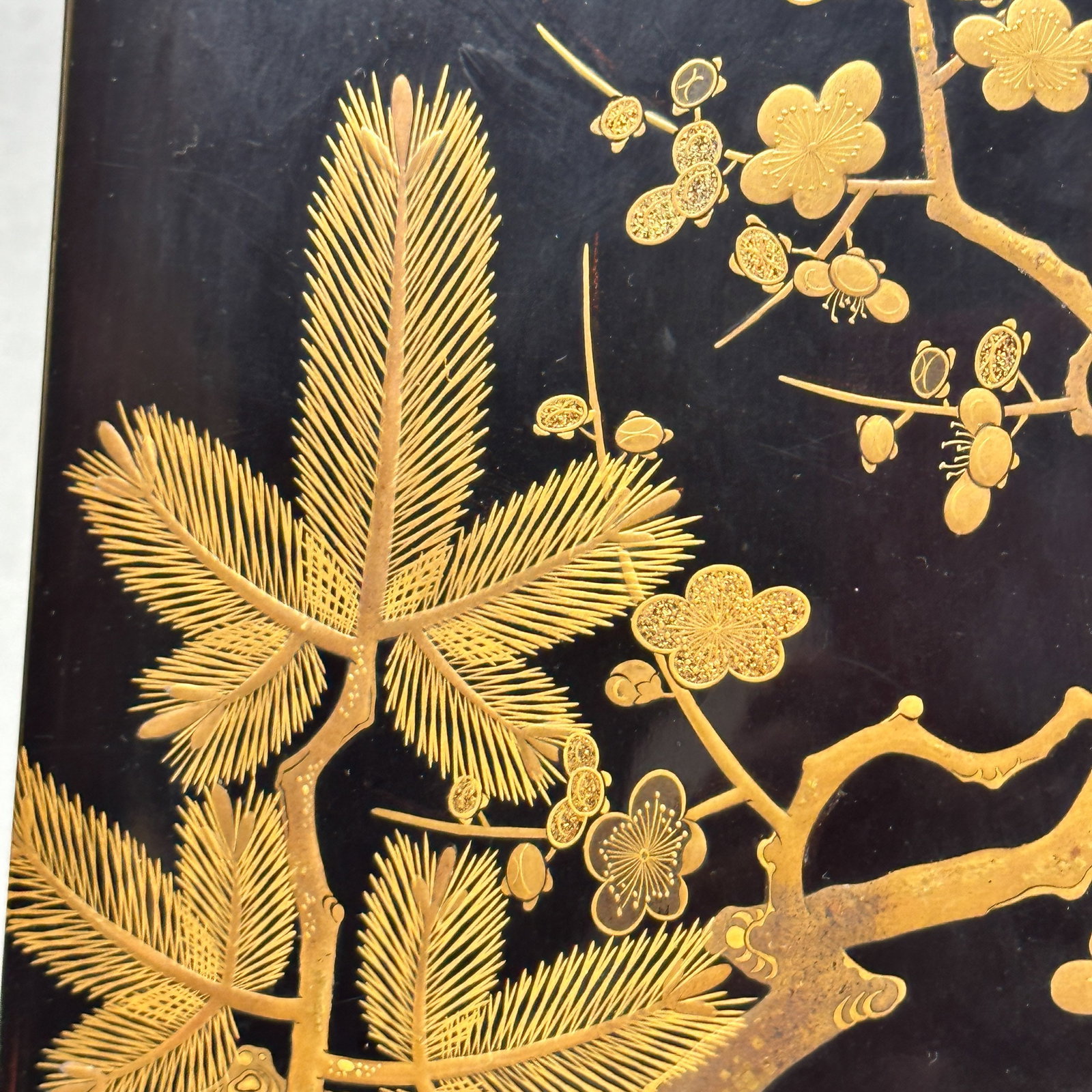 A JAPANESE LACQUER BOX WITH LEAF - 3