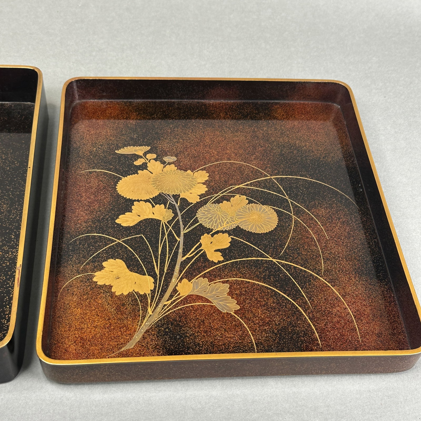 A JAPANESE LACQUER BOX WITH LEAF - 4