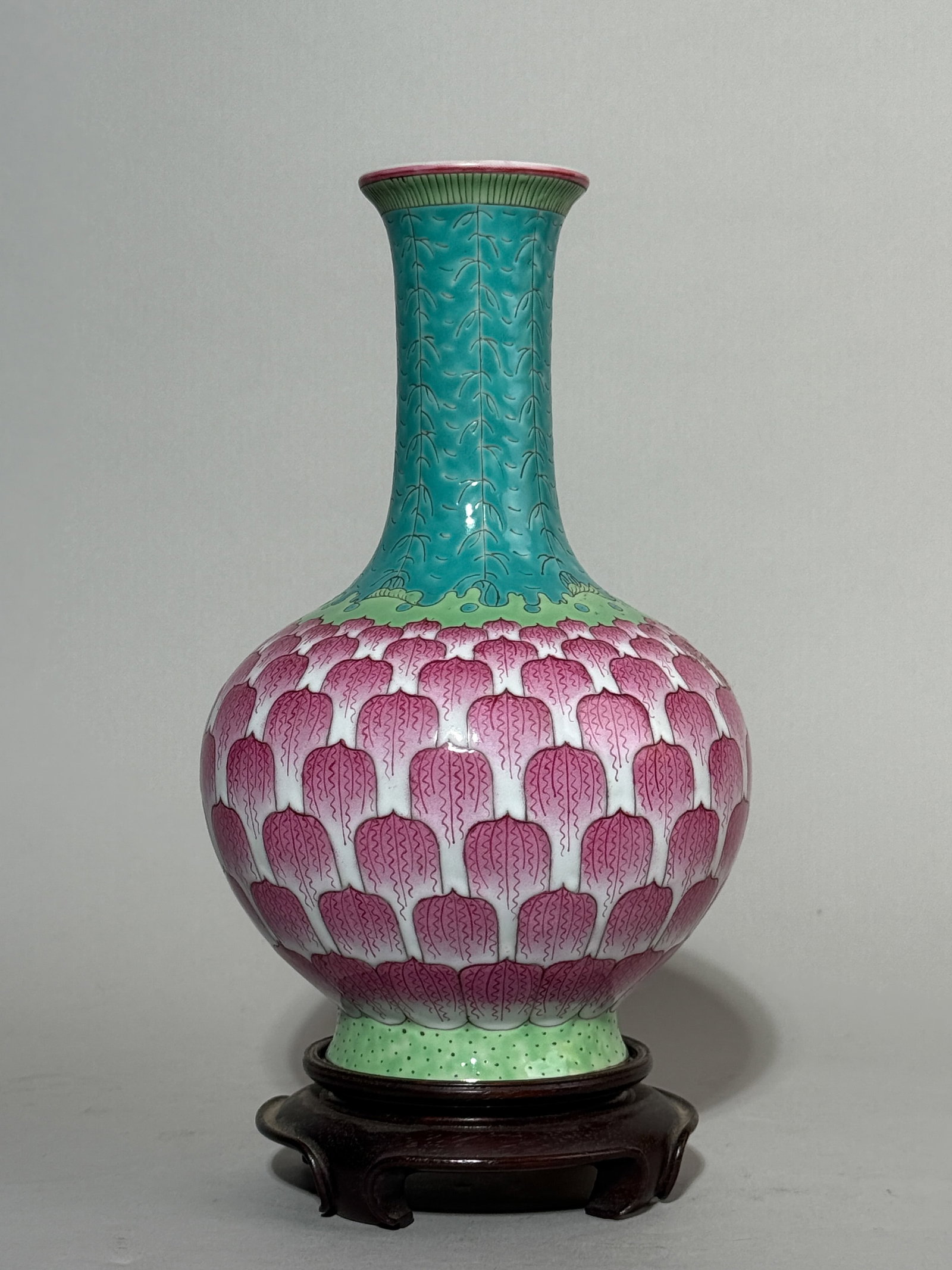A CHINESE PORCELAIN VASE WITH LOTUS PETALS (1 of 10)