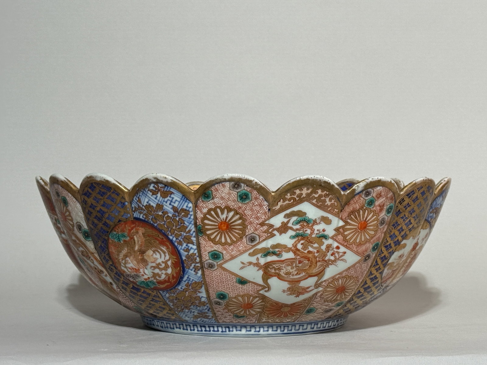 A JAPANESE IMARI KAKIEMON PORCELAIN BOWL (1 of 11)