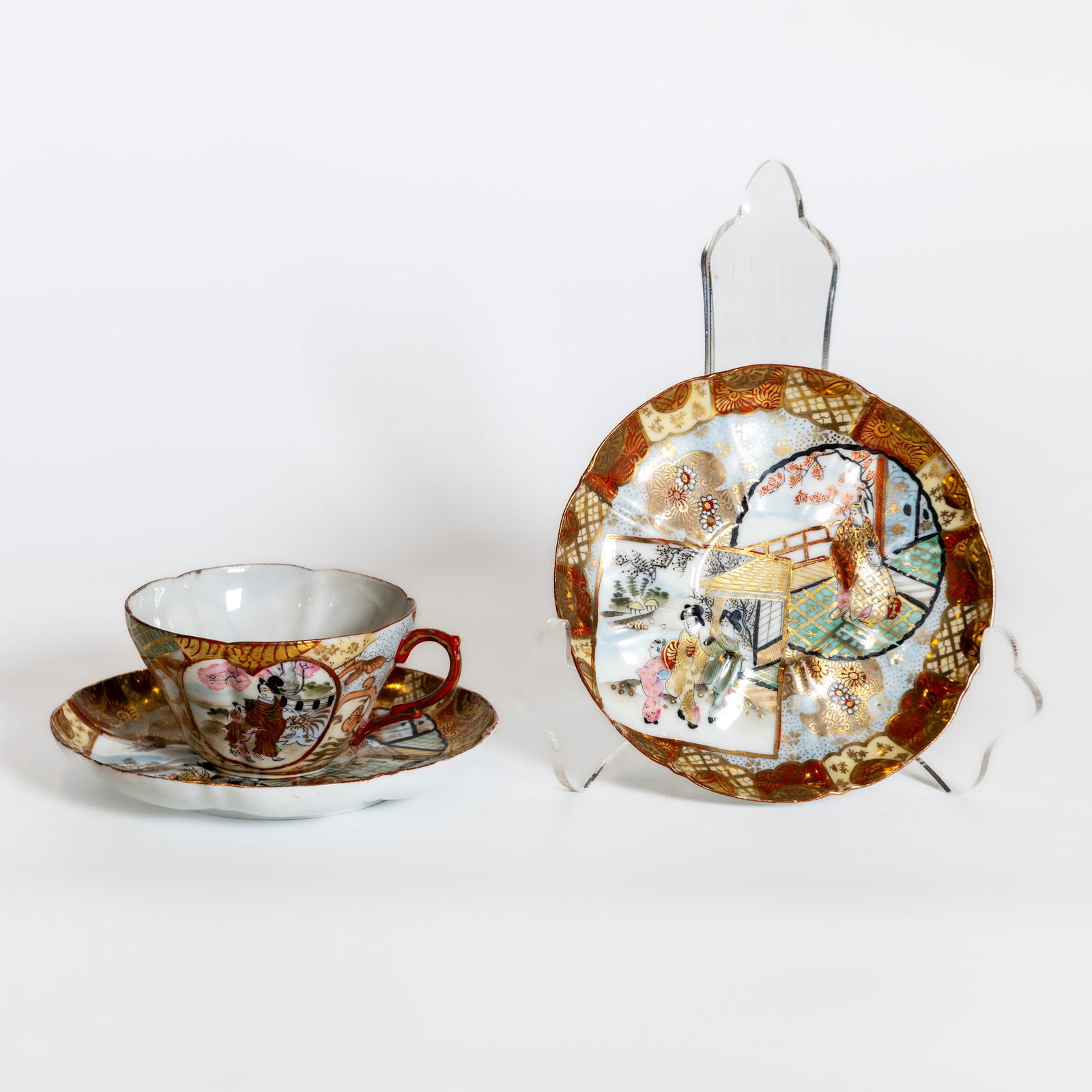 (LOT OF 3) A GROUP OF TWO JAPANESE SATSUMA STYLE DISHES AND A CUP: (lot of 3) A Group of Two Japanese Satsuma Style Dishes and a Cup. Cup: 5.5 x 11.5 cm Dish: 14cm