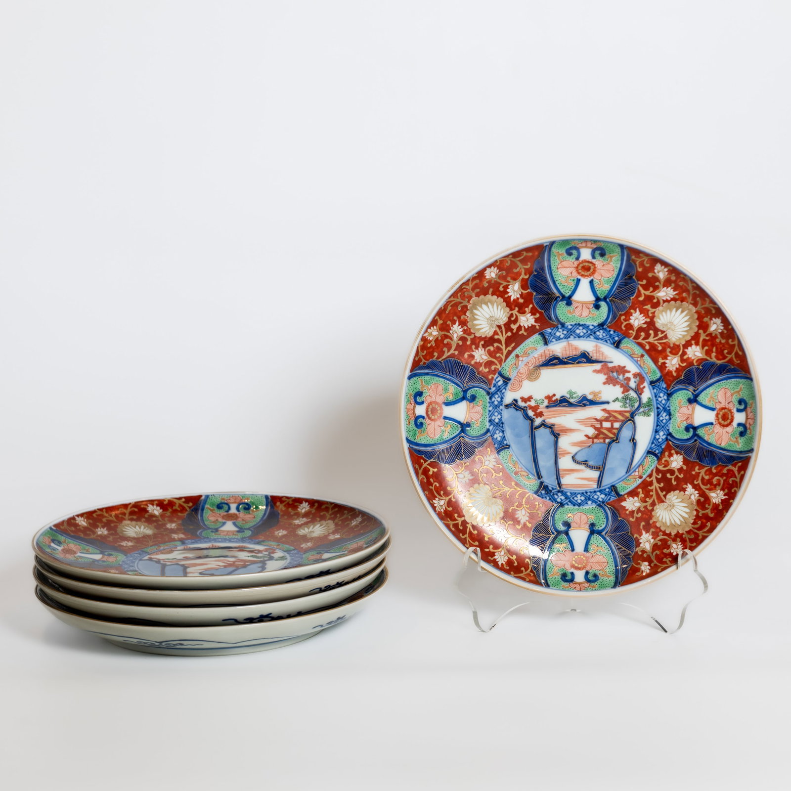 (LOT OF 5) A GROUP OF JAPANESE IMARI STYLE DISHES (1 of 5)