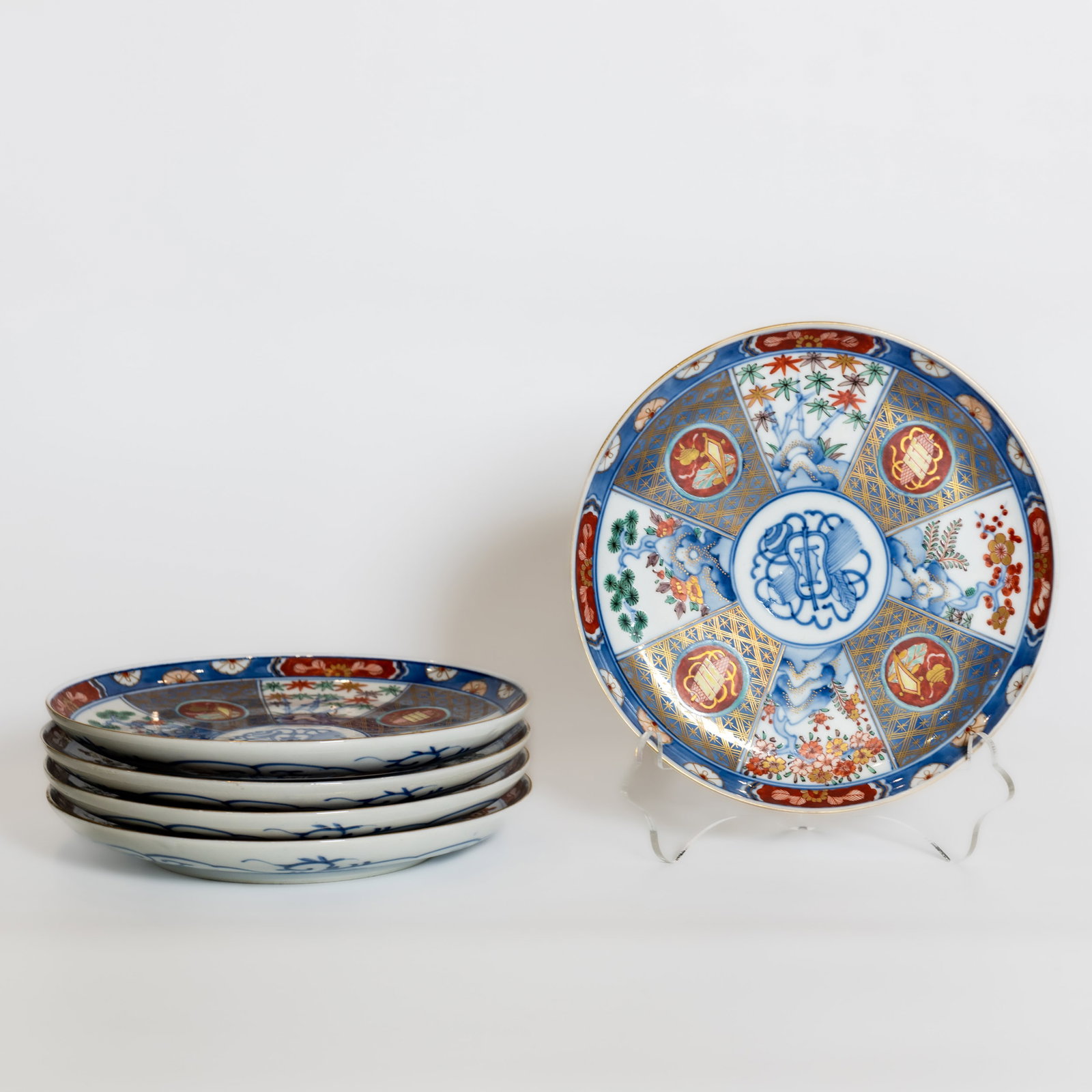 (LOT OF 5) A GROUP OF JAPANESE IMARI STYLE DISHES (1 of 4)