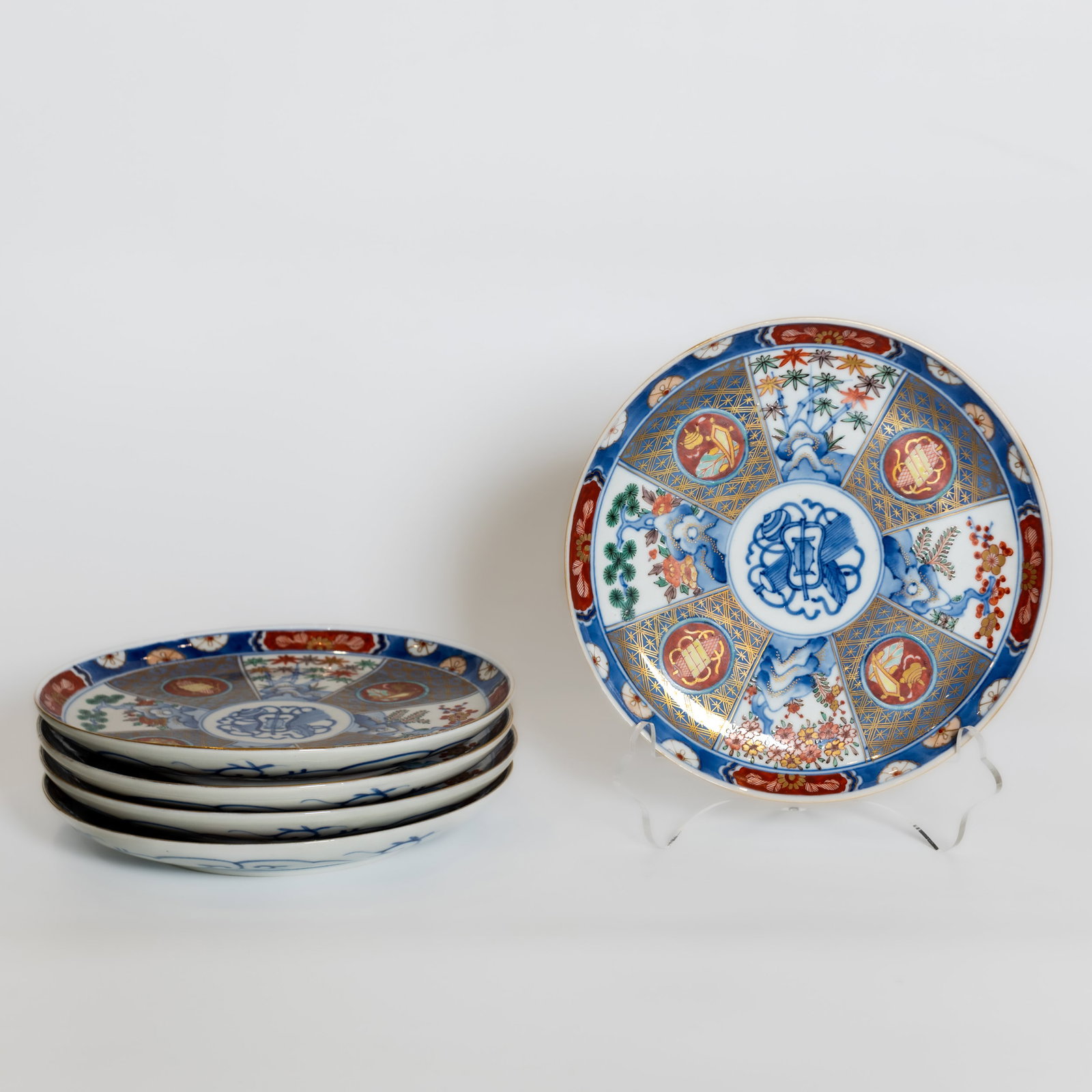 (LOT OF 5) A GROUP OF JAPANESE IMARI STYLE DISHES (1 of 5)