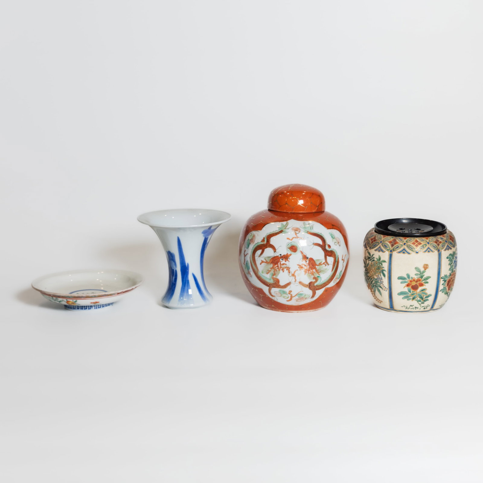 (LOT OF 4) A GROUP OF JAPANESE PORCELAIN ARTICLES: (lot of 4) A Group of Japanese Porcelain Articles Largest: 15 x 12.5 cm