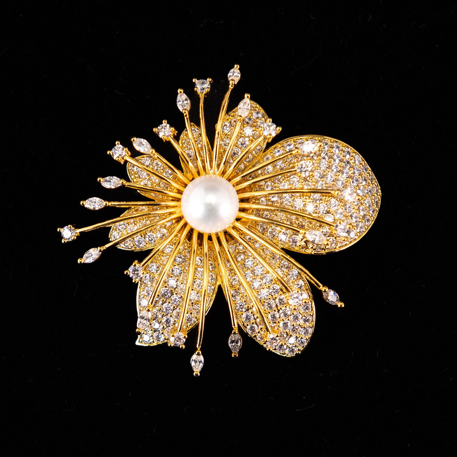 A FASHION JEWERLY DIAMOND STYLE PEARL BROOCH: A fashion jewelry diamond style jewelry in flower shape with a pearl in the center. 5.5cm x 6 cm